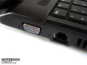 VGA-Ausgang und RJ-45 Gigabit-Lan-Port sind auf der linken Seite angebracht.