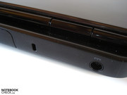 Strom bezieht das Notebook über die Rückseite.