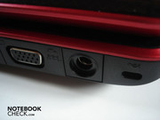 VGA, der Eingang zur Stromversorgung und ein Kensington Lock runden die rechte Seite ab VGA, der Eingang zur Stromversorgung und ein Kensington Lock runden die rechte Seite ab