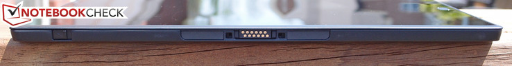 Unterseite: Freigabe-Schalter des Covers, Port für die Tastatur-Basis