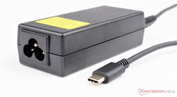 Das 45-Watt-Netzteil besitzt einen USB-Type-C Anschluss.