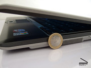 ... oder erst recht neben einer Euromünze. Die Baseunit misst in der dicksten Stelle knapp zwei Zentimeter. Der Deckel ist hochstabil und etwa einen halben Zentimeter dünn. Dell Latitude D430 Image