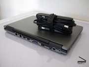 Wie klein das Dell-Notebook wirklich ist zeigt sich erst im Vergleich mit dem recht kompakten 65-Watt-Netzteil... Dell Latitude D430 Image