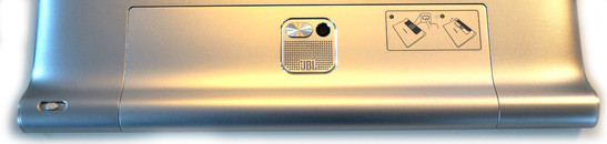 Rückseite: Projektorfokusregler, Standfuß, micro-SD-Port, SIM-Port, Subwoofer, Kamera.
