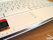 Das Touchpad ist ebenso überaus schmal ausgeführt, lässt aber eine einwandfreie Bedienung des Netbooks zu.