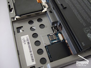 ... die entsprechende SIM-Karte findet unter dem Akku Platz. Dell Latitude D430 Image