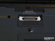 Außerdem kann man von unten auch den Dockingport erreichen, über den sich das Notebook mit einer Dockingstation verbinden lässt.