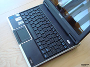 Ebenso ein streitbarer Punkt dürfte sicherlich das spiegelnde Display sein, wodurch die Einsatztauglichkeit und Flexibilität des Netbooks deutlich eingeschränkt wird.