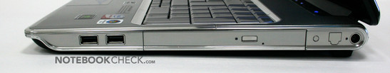 Rechte Seite: Blu-Ray BD-ROM Laufwerk, 2x USB, Kensington Lock, Stromanschluss (nicht bestückt: Modem, Antennenanschluss)
