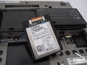 Trägt maßgeblich zur hohen Leistung und langen Akkulaufzeit bei: Die superschnelle und lautlose SSD von Samsung. Kostenpunkt: rund 800 Euro für 64 GByte Speicherkapazität. Dell Latitude D430 Image