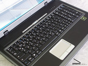 Tastatur sitzt fest im Gehäuse, die Tasten sind etwas klapprig