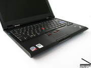 Farblich gibt sich auch das SL300 im typischen Thinkpad-Stil: Schwarz mit knallrotem Trackpoint. Farblich gibt sich auch das SL300 im typischen Thinkpad-Stil: Schwarz mit knallrotem Trackpoint.