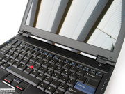 Die Displayscharniere unterscheiden sich zwar optisch von den markant-massiven Metallscharnieren der übrigen Thinkpad Notebooks,... Die Displayscharniere unterscheiden sich zwar optisch von den markant-massiven Metallscharnieren der übrigen Thinkpad Notebooks,...