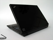 Wie auch die anderen Vertreter dieser Serie zeigt auch das Thinkpad SL300 einen Displaydeckel in Hochglanzoptik. Wie auch die anderen Vertreter dieser Serie zeigt auch das Thinkpad SL300 einen Displaydeckel in Hochglanzoptik.