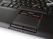 Auch die Touchpad/Trackpoint Kombination zeigt die üblichen Thinkpad Qualitäten und erlaubt eine benutzerfreundliche mobile Verwendung des Notebooks. Auch die Touchpad/Trackpoint Kombination zeigt die üblichen Thinkpad Qualitäten und erlaubt eine benutzerfreundliche mobile Verwendung des Notebooks.