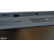 Der Bildschirm des W700 übernimmt auser dem Display noch eine Reihe von weiteren Funktionen, etwa die Aufnahme der diversen Antennen und der Webcam oder aber des ThinkLights.
