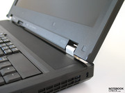 Diese halten auch das große 17-Zoll Panel stabil in Position. Diese halten auch das große 17-Zoll Panel stabil in Position.