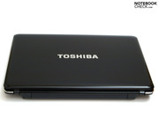 Die elegante Hochglanzlackierung mit schachbrettähnlichem Muster am Displaydeckel...