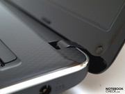 Die Scharniere beschränken den Öffnungswinkel auf etwa 125 Grad.