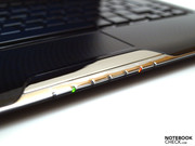 Die Status-LEDs wurden formschön in die Chromeleiste integriert.