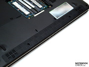 Leise aber klarer Sound mit wenig Bass bieten die beiden an der abgeschrägten Vorderkante eingebauten Lautsprecher.