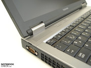 Auch an einen seriellen Anschluss hat Toshiba gedacht.