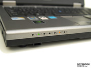 Die Status-Leds haben eine kontrastarme Beschriftung und sind während des Tippens von der linken Hand verdeckt.