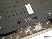 Über Wartungsklappen an der Unterseite (im Bild für RAM)...