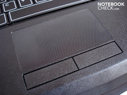 Ein feines Wabenmuster ziert das ordentlich dimensionierte Touchpad. Ein feines Wabenmuster ziert das ordentlich dimensionierte Touchpad.