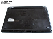 Auf dem Gehäuseboden lassen sich bequem zwei Abdeckungen entfernen