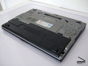 Der schwarze Akku nimmt einen Großteil des Platzes auf der Rückseite des Notebook ins Beschlag. Dell Latitude D430 Image
