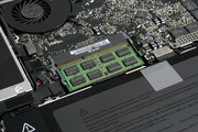 Neu ist auch, dass es keine Wartungsklappe mehr auf der Unterseite gibt. Man muss deshalb für HDD und Speicherwechsel die Unterseite abschrauben.
