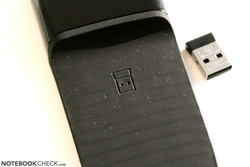 USB Dongle lässt sich magnetisch auf der Rückseite befestigen.
