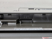 Der Mini-SIM-Slot verbirgt sich unter dem Akku.