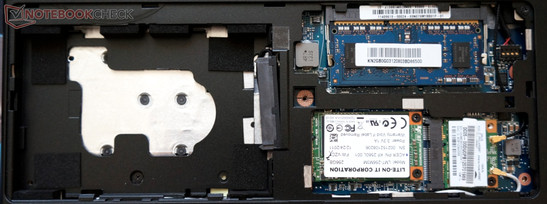 2.5"-Schacht (leer im Topmodell), m-SATA-SSD, WLAN-Karte und Speichermodul per Wartungsklappe erreichbar