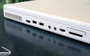 Neben 3 USB 2.0 Ports bietet das Notebook auch einen digitalen HDMI Display Port und einen optischen S/PDIF Ausgang.