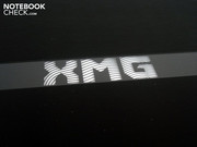 Das XMG-Logo wird bei Aktivität blau beleuchtet.