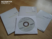 Ebenfalls im Lieferumfang: ein Garantieheftchen, zwei Handbücher und eine DVD mit dem Betriebssystem