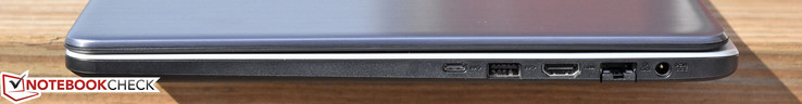 Rechts: USB Typ-C 3.1 Gen 1, USB 3.0, HDMI, Ethernet, Ladeanschluss