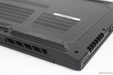 Im Vergleich zum minimalistischen Ansatz des Razer Blade Pro 17 verfügt die Bodenplatte über ein aufwendigeres Design.