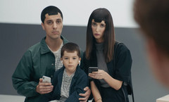 Auch die iPhone-Notch-Familie hat einen Auftritt in den Ingenius-Spots von Samsung.