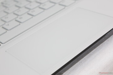 Das weiße Trackpad versteckt Fettflecken deutlich besser als das schwarze Alienware m15 R1