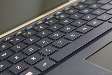 Die goldene Beschriftung der Tasten steht in schönem Kontrast zur blauen Tastaturoberfläche - dies ist bei den HP-EliteBook- oder Dell-XPS-Modellen in Silber, Weiß oder Grau nicht der Fall