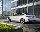 Der BMW i4 eDrive40 verfehlt seine offizielle WLTP-Verbrauchsangabe im Reichweiten-Test auf der Autobahn nur knapp (Bild: BMW)
