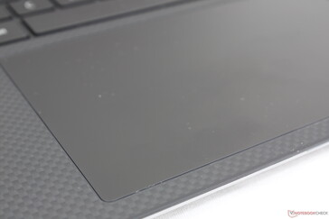 Das sehr große Clickpad (~15,1 x 9 cm) erleichtert Multi-Touch-Eingaben. Ein Upgrade auf die Precision-7000-Serie bringt richtige Maustasten und einen TrackPoint