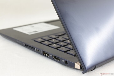 Für die ZenBook-Serie typischer Display-Deckel mit gebürstetem Aluminium