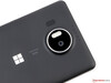 das Lumia 950 XL (links) neben dem Lumia 950 DS