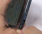 Das Xiaomi Pocophone F1 bewährt sich im Scratch-, Burn-, und Bendtest von JerryRigEverything.
