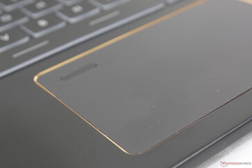 Die Oberfläche des Clickpads ist glatt und strukturlos, im Gegensatz zum leicht aufgerauten Tastaturdeck