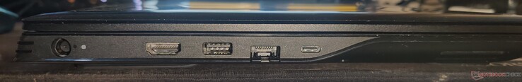 Links: AC Adapter, USB 3.1 Gen1 Typ-A, Gigabit RJ-45, USB 3.1 Gen2 Typ-C mit DisplayPort-out